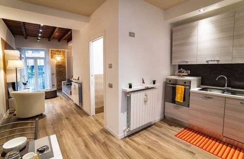 Borgo San Leonardo House | Carrara Deluxe Home. An elegant apartment with a modern rustic charm. Bergamo.