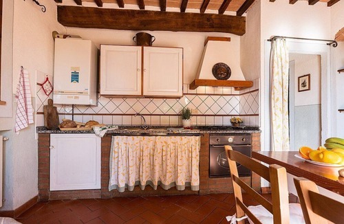 Peccioli House | Casa Canarino D: A characteristic apartment surrounded by meadows and by green hills.