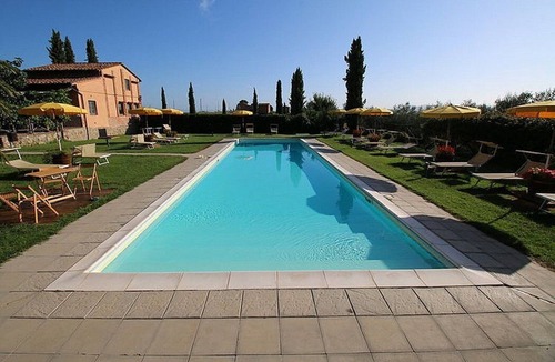 Castiglione del Lago House | Casa Flora M: A characteristic and welcoming apartment that is part of a villa surrounded by the greenery, with Free WI-FI.