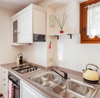 Ossuccio House | Casa Isolina-Historic Stone House with Balcony