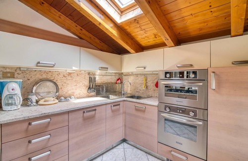 Cadrezzate Apartment | Casa Maddalena Private Beach, 2BR Sleeps 4, Cadrezzate con Osmate, Italy