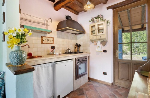 Montefegatesi House | Casa 'Marisa' – Prato Fiorito with Mountain View, Shared Pool & Private Garden