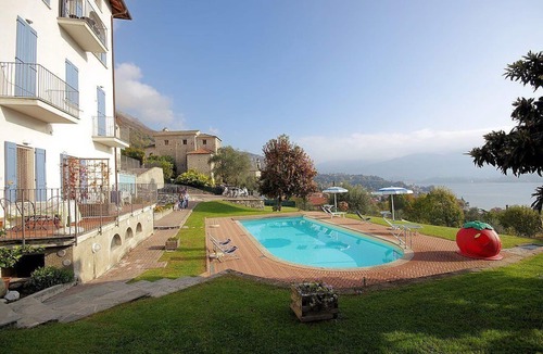 Azzano House | Casa Panorama Nove: A bright and cheerful apartment situated at a short distance from the shores of Lake Como, with Free WI-FI.