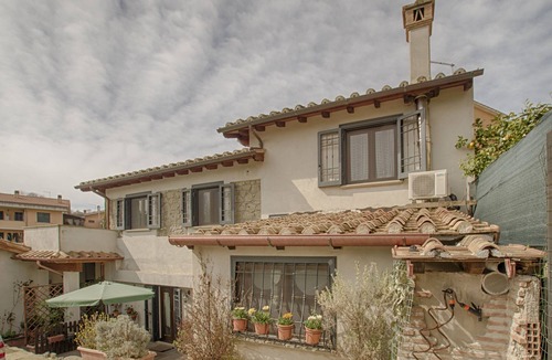 Lake Bracciano Apartment | Casale pratoterra, independent farmhouse in the center of Bracciano