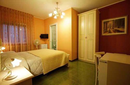 Pacentro Bed & Breakfast | Central historic mansion with castle view