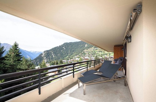 Verbier Apartment | Charming 4* Superior apartment with parking and shops nearby