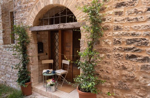 Spello Apartment | Charming brick and stone loft in a 17th-century chapel in the historic center