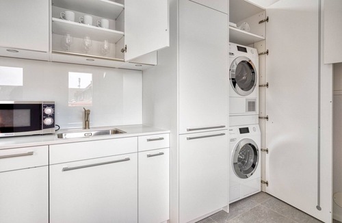 Vorstadte Apartment | Chic Vorstädte 2.5 Room w/W/D & Storage, 2 min to Market, by Blueground