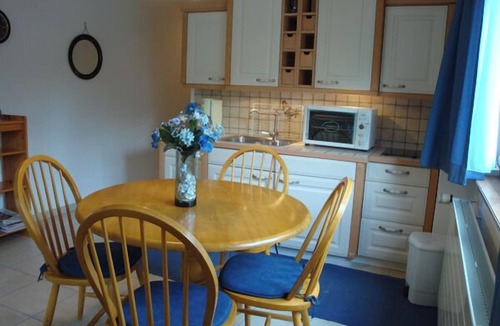 Grimentz Apartment | Comfortable 2 room apartment for 2-4 persons : Living room with sofa-bed (1,40 x 1,90m) - 1 room w