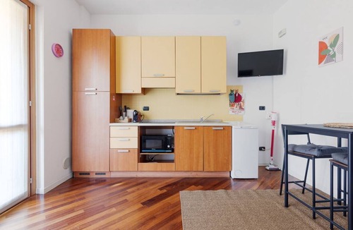 Affori House | Comfortable studio of 30 sqm located on the first floor of a building in Milan with lift (stairs to access), can accommodate up to 2 people. The property is located in a strategic position just 700m from the yellow metro line M3 direct to Central Station