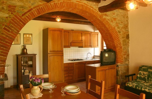 Castiglion Fiorentino Apartment | Cosy apartment for 4 guests with WIFI, pool, TV and pets allowed, close to Cortona