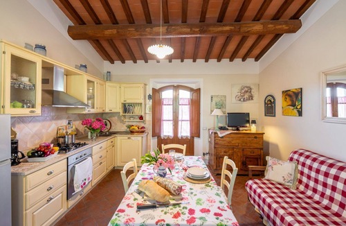Gaiole in Chianti House | Cosy apartment in villa for 2 people with WIFI, A/C, pool, TV and pets allowed