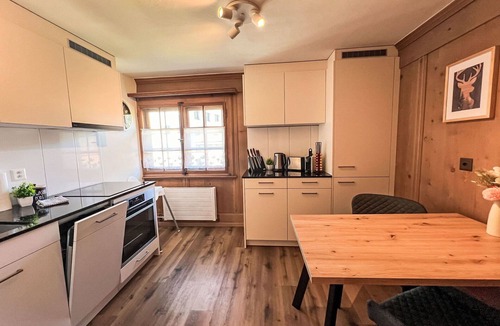 Klosters Platz Apartment | Cosy apartment for 4 people with WIFI, TV and pets allowed