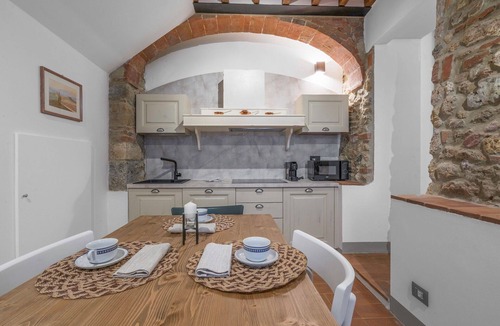 Monteriggioni Apartment | Cosy apartment for 4 people with A/C, WIFI, pool, TV and pets allowed, close to Siena