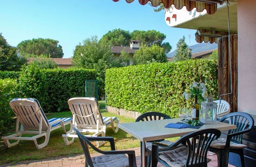 Caslano Apartment | Cosy apartment for 4 people with WIFI, pool, TV, patio and pets allowed