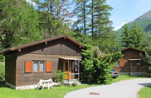 Saas-Balen House | Cosy apartment in villa for 4 guests with WIFI, TV, patio and pets allowed