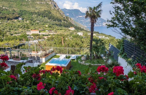 San Pietro House | De Vivo Realty - Villa Cristina with 3 bedrooms and a private Jacuzzi tub