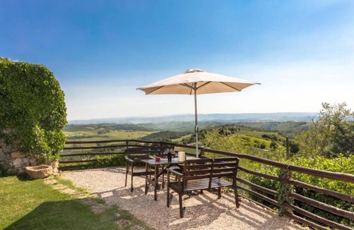 Castel San Gimignano Apartment | Double bedroom loggia overlooking the pool