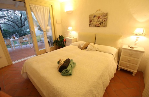San Teodoro Apartment | Double room nestled in the quite of a green garden.