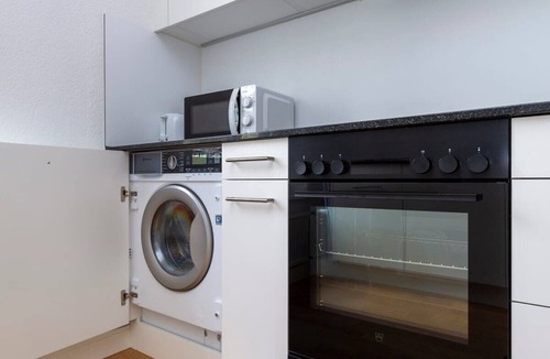 Werd Apartment | Downtown Spacious 2-Bedroom Luxury Apartment 3B