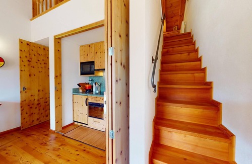 Pontresina Apartment | Duplex 2-room apartment on the 2nd floor, entrance hall with wardrobe.