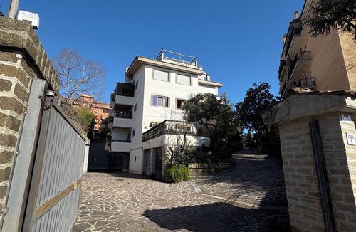Cassia Apartment | 🌿 Elegant apartment on Cassia with terrace - 20 minutes from San Pietro