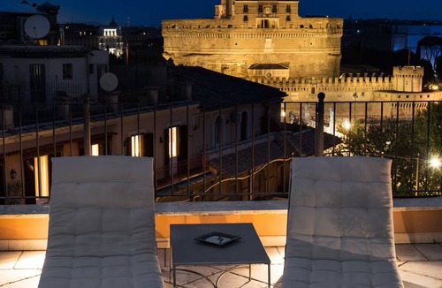 Trastevere Apartment | Elegant Penthouse with Breathtaking Views of Castel Sant’Angelo