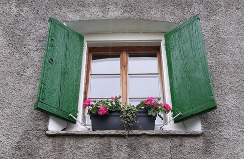 Nufenen Apartment | Ferienwohnungen im Schloss, (Nufenen), by Interhome