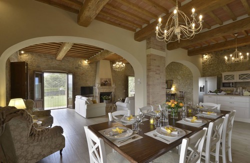 Siena Villa | Fienile: luxury countryside villa, shared pool, ideal base to discover Tuscany