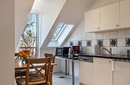 Kreuzlingen Apartment | Friendly Apartment "Alpenrose" Near Old Town with Balcony and Garden
