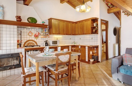 Centro Valle Intelvi House | Grace House Vacation Home with Mountain View, Shared Terrace, and Wi-Fi