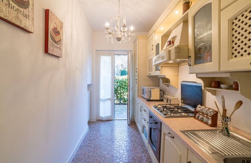 Civenna Apartment | GuestHost - Charming 80 sqm apartment with independent entrance in a large residence surrounded by greenery (steps to access the structure). The accommodation is located on the ground floor of a villa and can host up to 4 people. It offers an enchanting