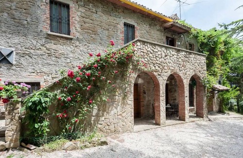 Gubbio Villa | GuestHost - Charming country house that can host up to 11 people, a 6km drive from Gubbio, with large garden, terrace and parking space.The villa (recognised by the Superintendence of Cultural Heritage and Activities) comes with large and bright rooms, f