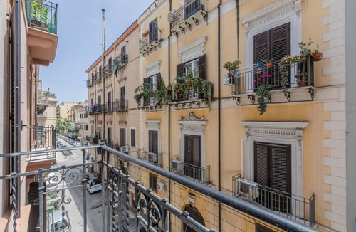 Palermo Apartment | GuestHost - City Center Roomy&Bright Apartment x7! Free WI-FI