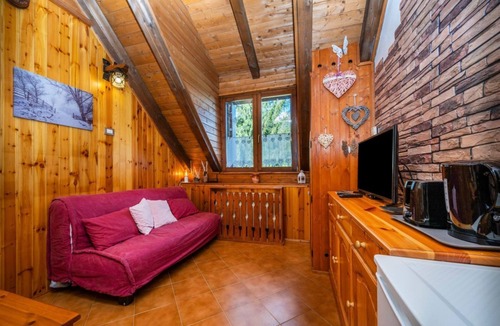 Tarvisio Apartment | GuestHost - Functional 60 sqm apartment, ideal for 6 guests, 3 min walk from the Italian Ski and Snowboard School Tarvisio - Sella Nevea. Tarvisio, located in the heart of the Julian Alps, offers breathtaking landscapes and a rich variety of hiking trail