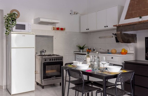 Pisa Apartment | GuestHost - Spacious 50 sqm apartment, ideal for 4 people, located on the ground floor of a building WITHOUT lift (NOT suitable for disabled people). The apartment is located a 9-minute walk from Pisa-Galileo Galilei airport and 6 minutes by public trans