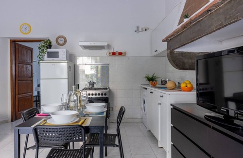 Pisa Apartment | GuestHost - Spacious 50 sqm apartment, ideal for 4 people, located on the ground floor of a building WITHOUT lift (NOT suitable for disabled people). The apartment is located a 9-minute walk from Pisa-Galileo Galilei airport and 6 minutes by public trans