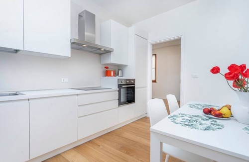 Udine Apartment | GuestHost - The property enjoys a strategic position, just a few steps from the historic center and only 10 minutes by car from the hospital. Its location makes the apartment perfect for any type of trip: nearby, you can find typical bars, ethnic restaur