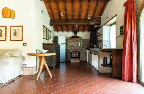 Londa Apartment | Historic apartment in Tuscan village