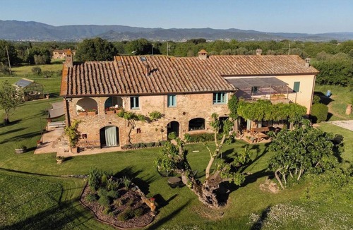 Ferretto House | Historic farmhouse with loggia in Cortona