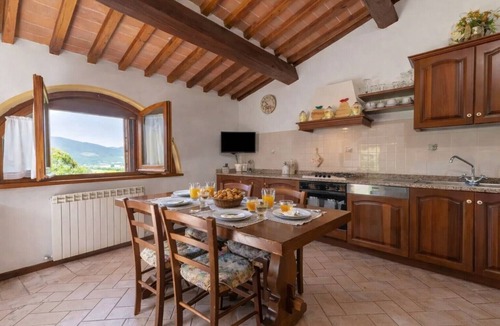 Lisciano Niccone House | Holiday Apartment 'Pugnano Alto - Tabacco' with Shared Pool, Private Terrace and Wi-Fi