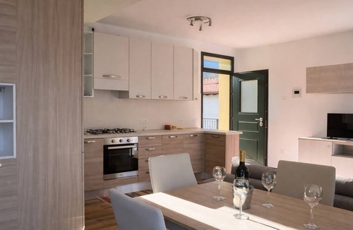 Porto Valtravaglia House | Holiday Home in Porto Valtravaglia for 8
