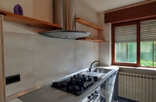 Serina House | Holiday Home 'Alben Apartment' with Mountain View and Shared Garden