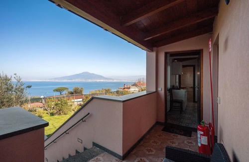 Monte Chiaro House | Holiday Home 'Casa Vacanza Il Casale Del Sole' with Sea View, Wi-Fi and Air Conditioning