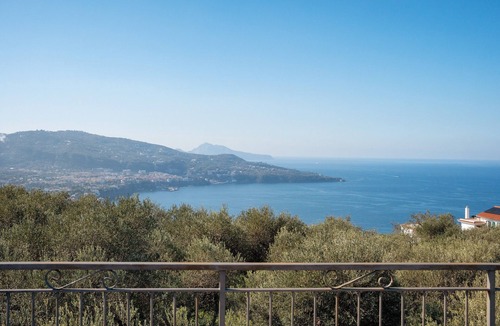 Monte Chiaro House | Holiday Home 'Casa Vacanza Il Casale Del Sole' with Sea View, Wi-Fi and Air Conditioning