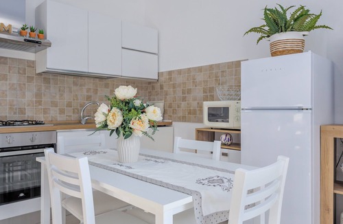 Loiri House | Holiday Home 'La Casetta Bianca' with Air Conditioning