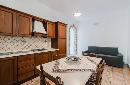 Castelluzzo House | Holiday Home 'Tra Il Mare E Gli Ulivi' with Mountain View, Wi-Fi and Air Conditioning
