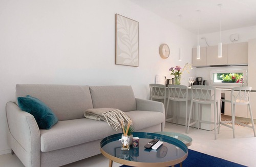 Laveno Apartment | Holiday Home 'Unit C' by the Lake, Wi-Fi and Air Conditioning