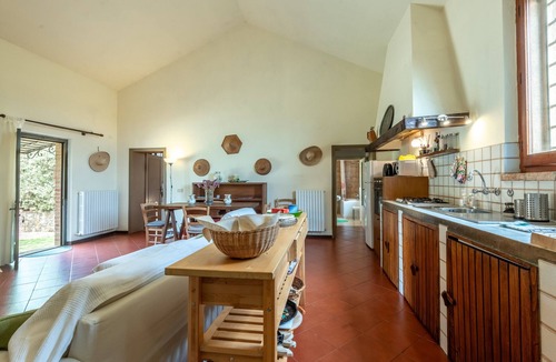 Ponte di Gabbiano House | Holiday Home 'Fienile' with Shared Pool, Garden and Wi-Fi