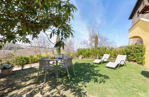 San Pietro in Bossolo Cottage | Il Melograno, Chianti apartment in farmhouse for 4 people with garden